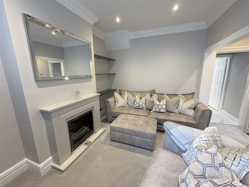 Property photo 3 of 22 Lounge