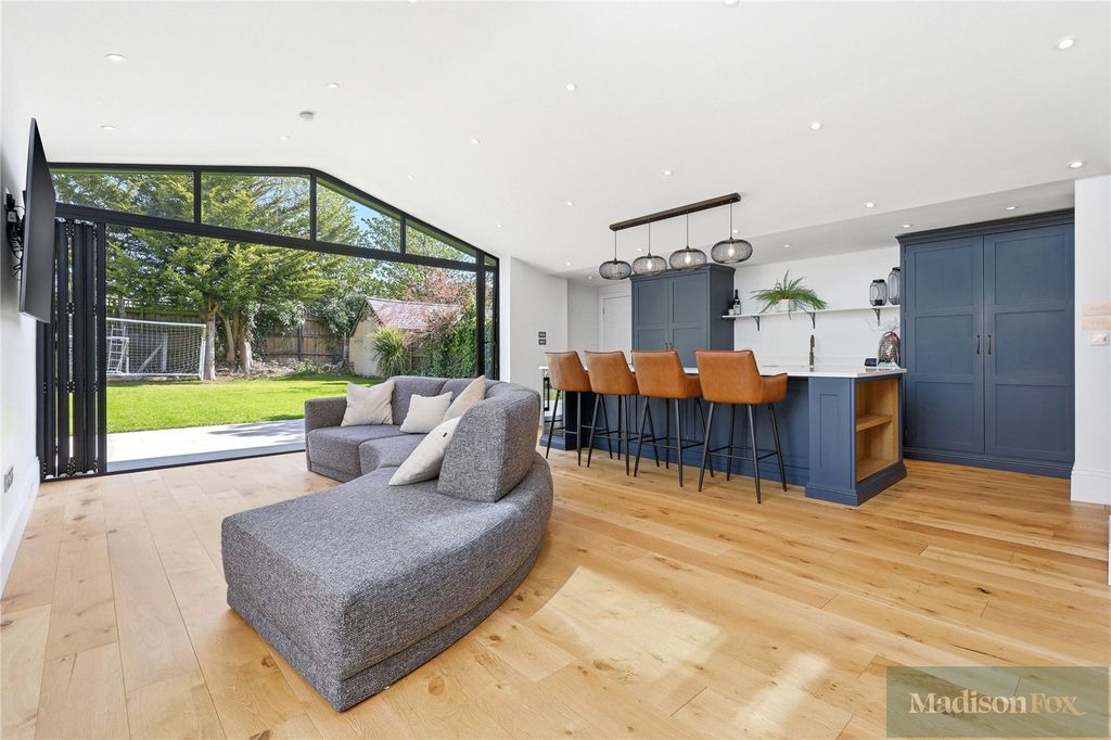 Property photo 2 of 44 Picture No. 09