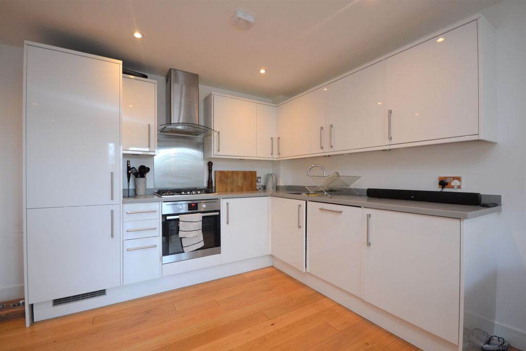 Property photo 3 of 8 Kitchen