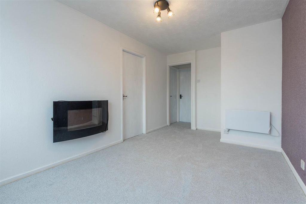 Property photo 3 of 8 Lounge