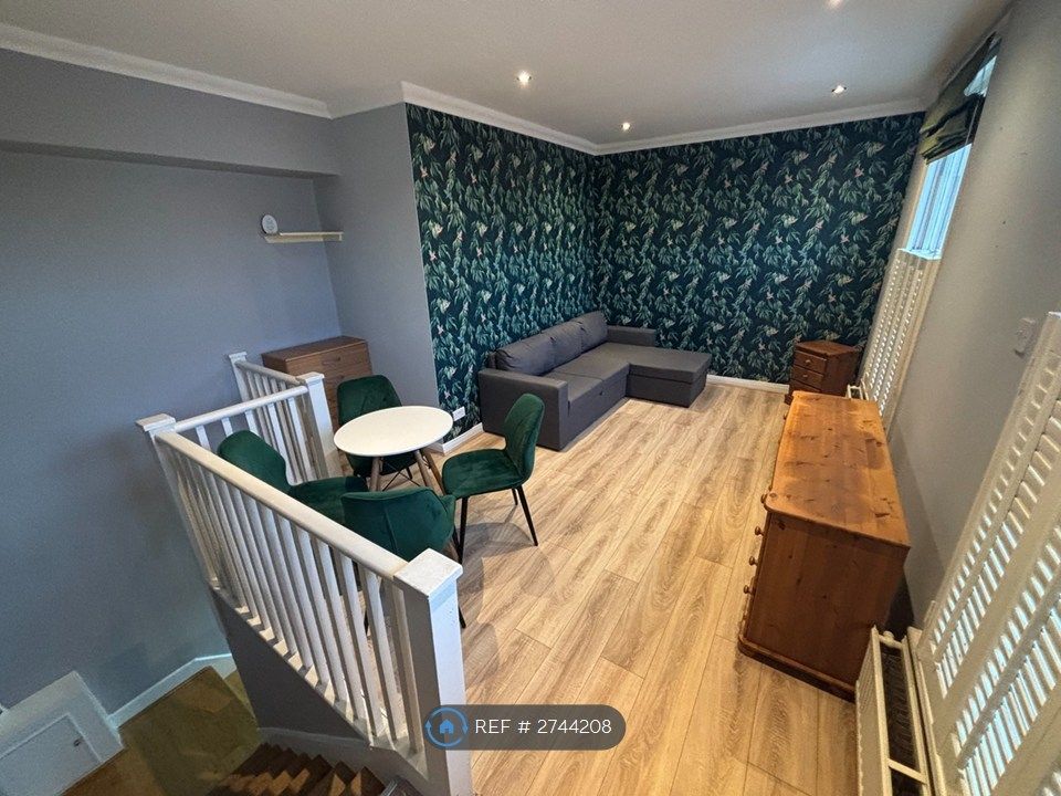 Property photo 1 of 13 Lounge