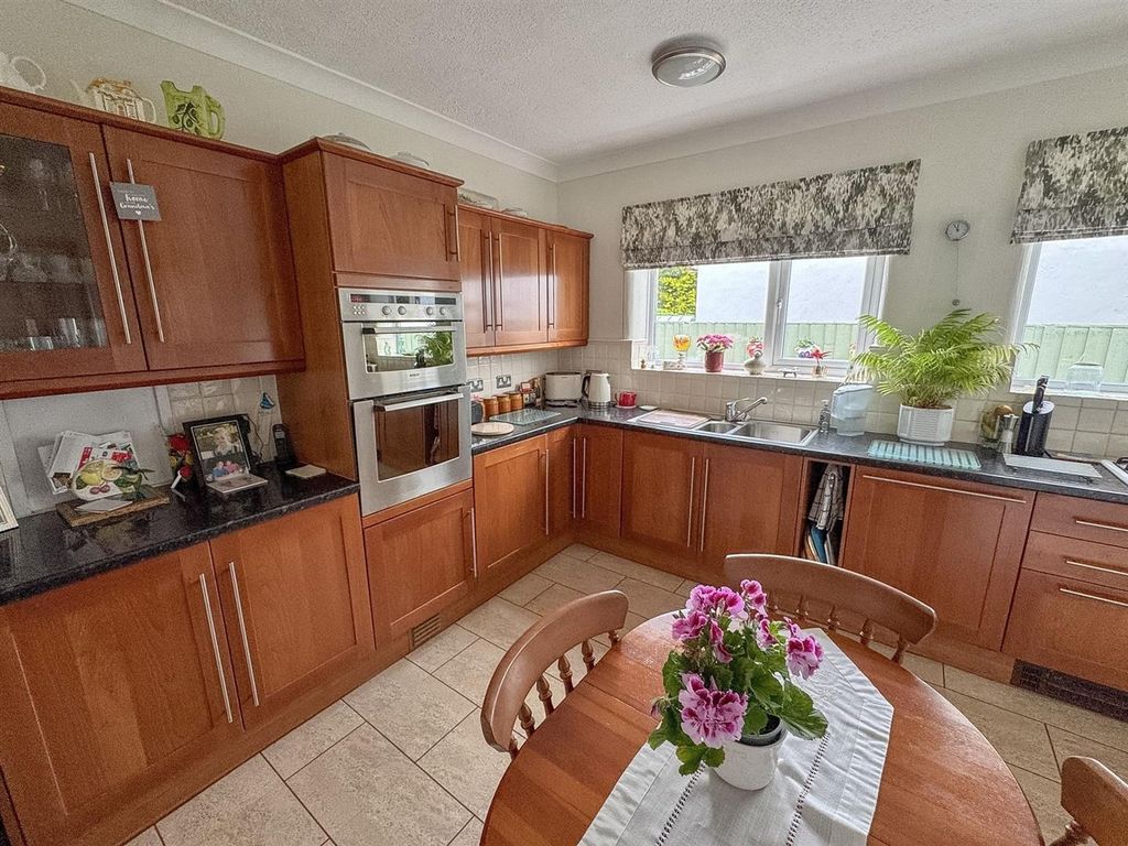 Property photo 3 of 39 Kitchen