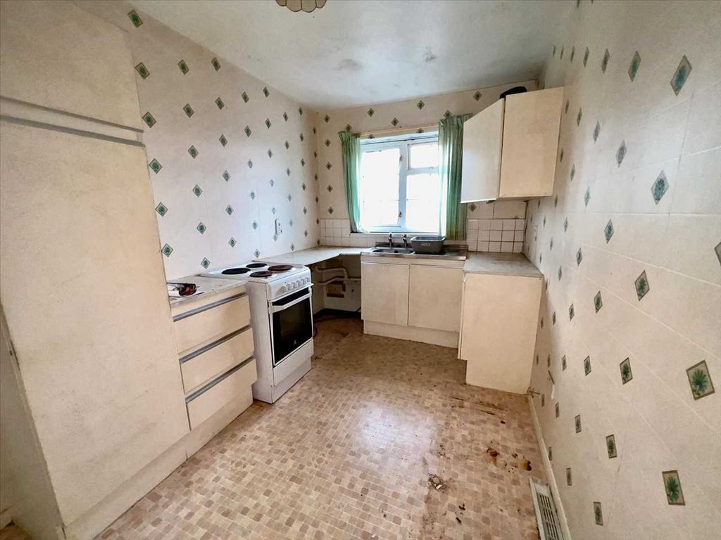 Property photo 3 of 6 Kitchen