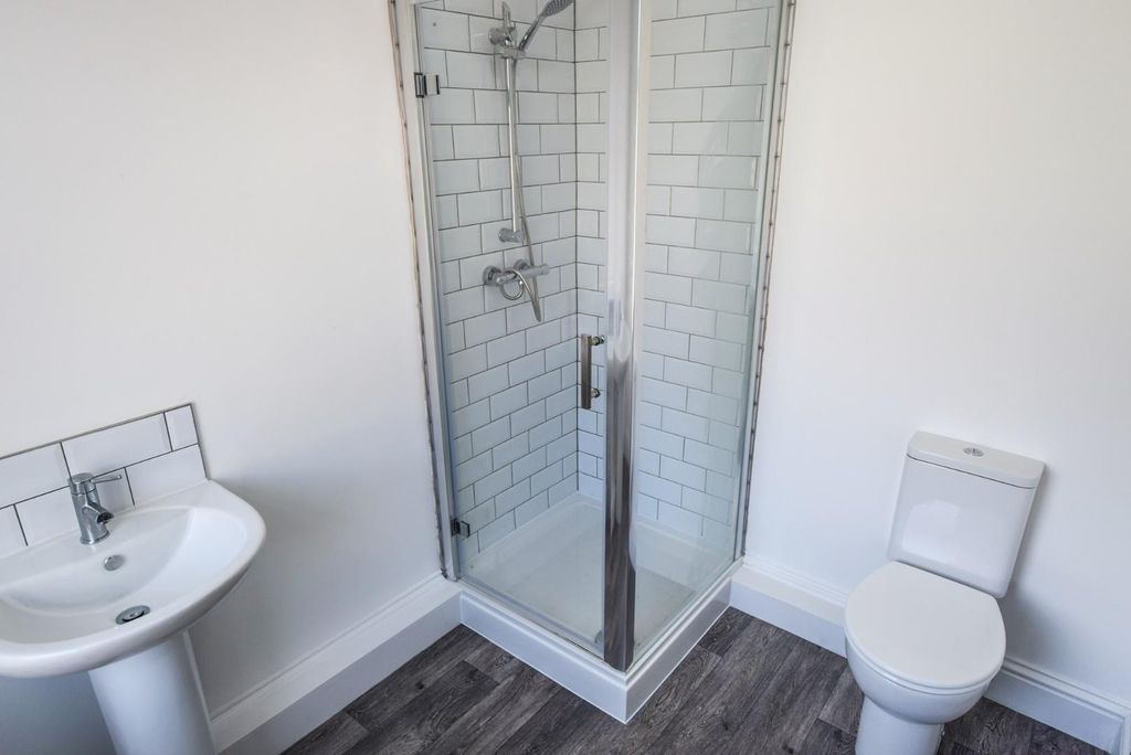 Property photo 2 of 6 En-Suite Shower Room