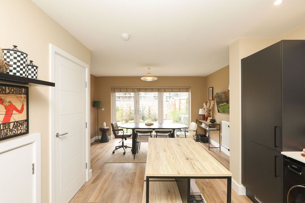 Property photo 3 of 27