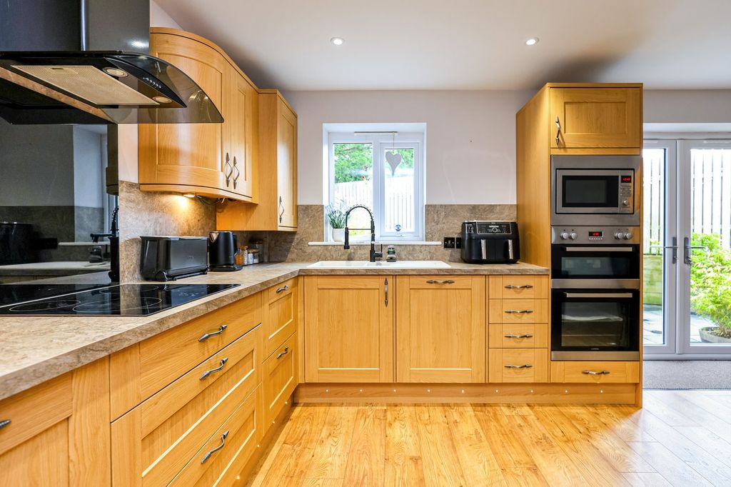 Property photo 2 of 18 Dining Kitchen