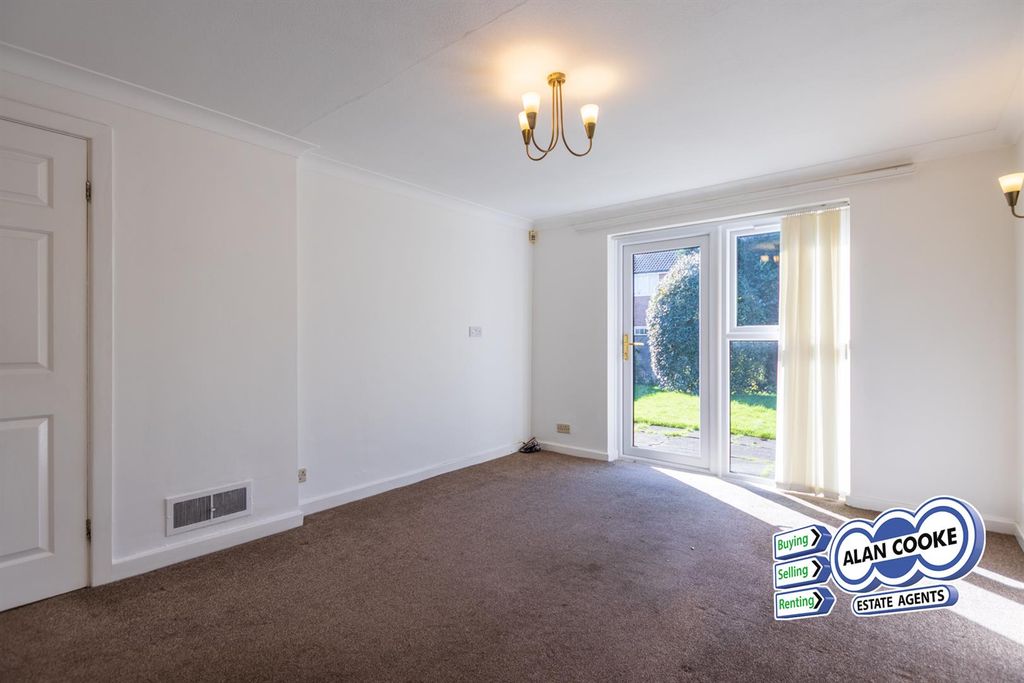 Property photo 2 of 8 Lounge