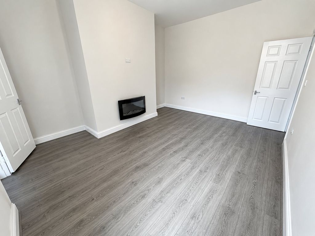 Property photo 1 of 8 Living Room