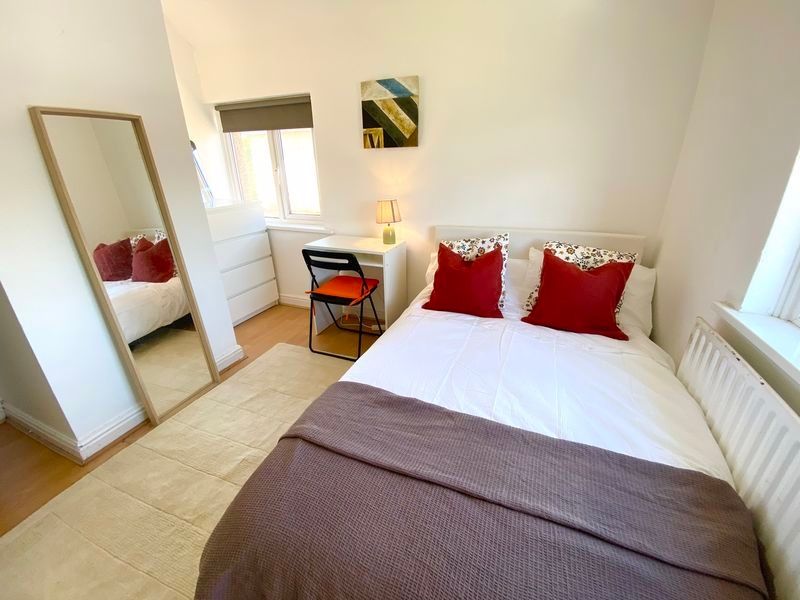 Property photo 3 of 4 This Inviting Double Bedroom Features A Cozy Layou...