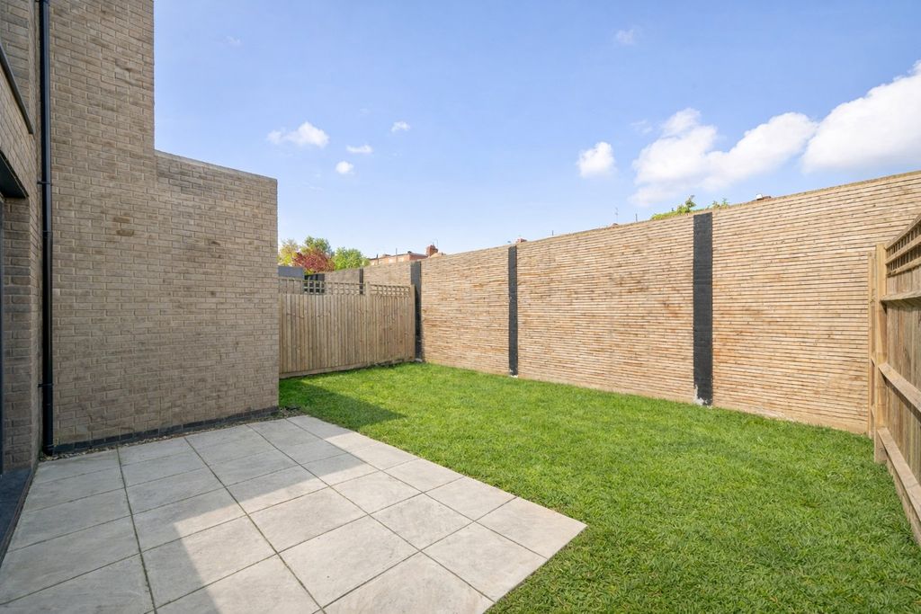 Property photo 2 of 8 Picture No. 70
