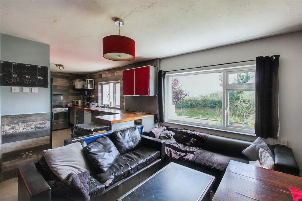 Property photo 3 of 27 Lounge/Kitchen