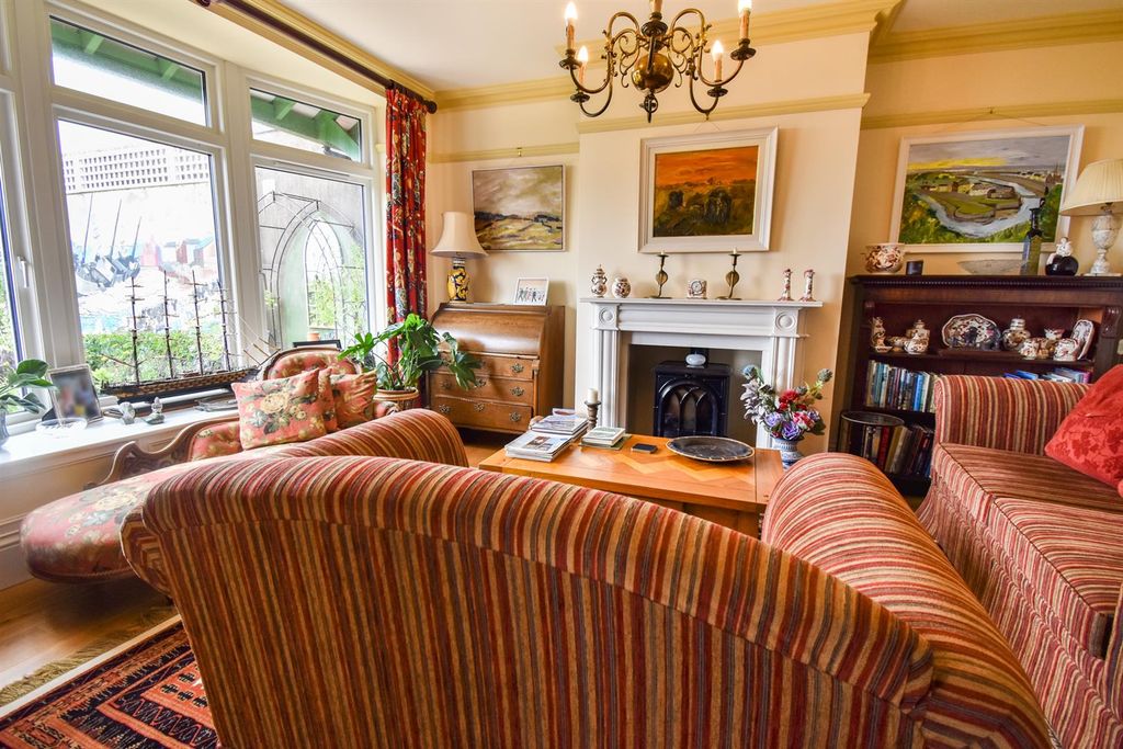 Property photo 2 of 24 Lounge