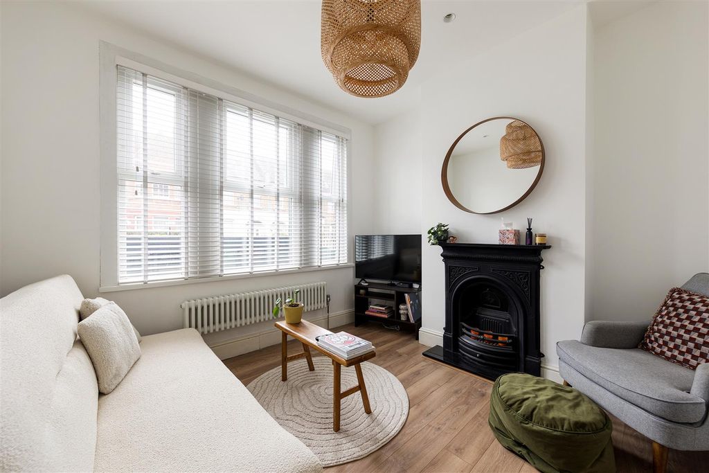 Property photo 2 of 27 Kettlebaston Road, E10