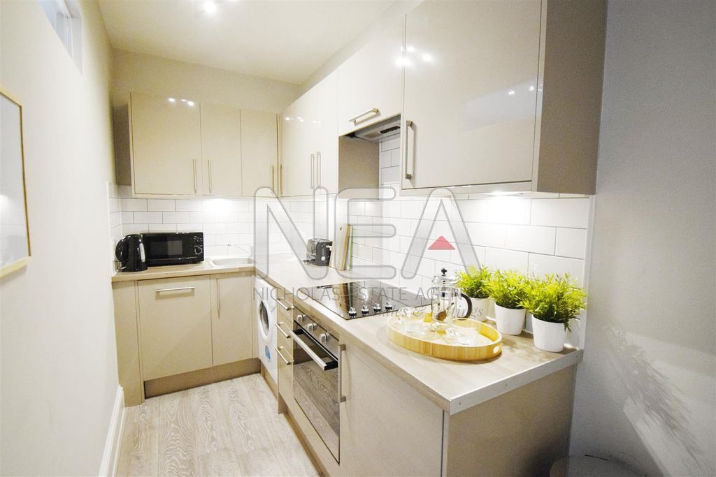 Property photo 2 of 7 Kitchen