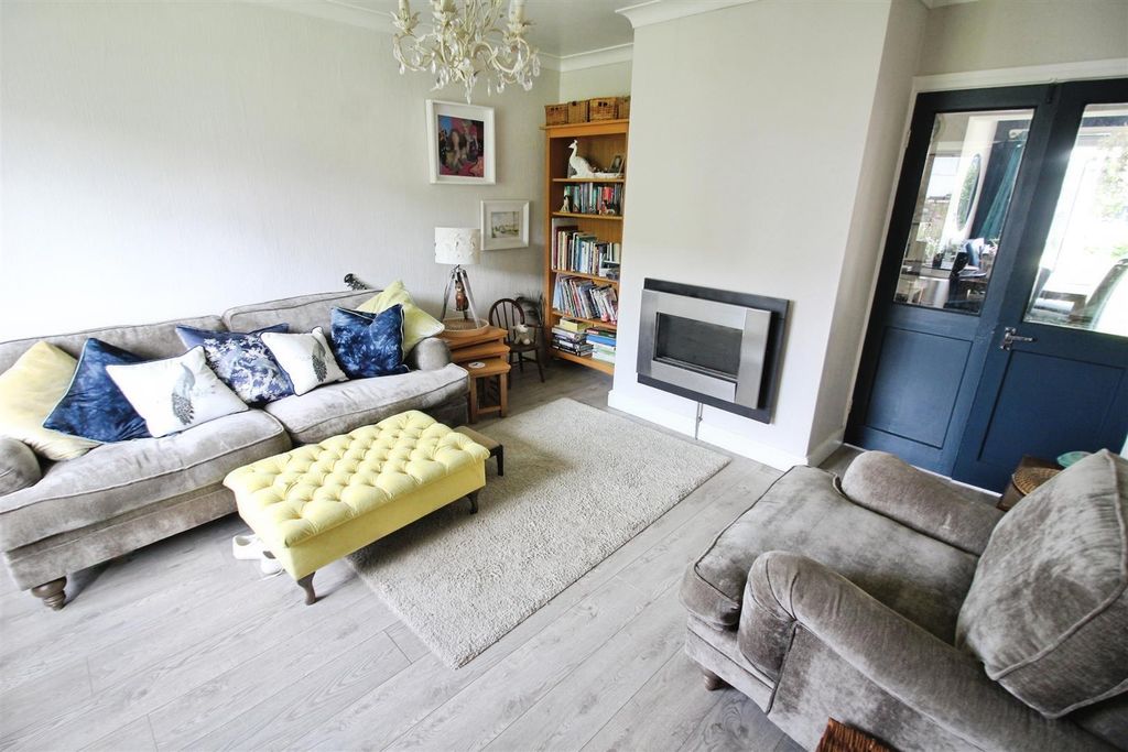 Property photo 2 of 12 Lounge