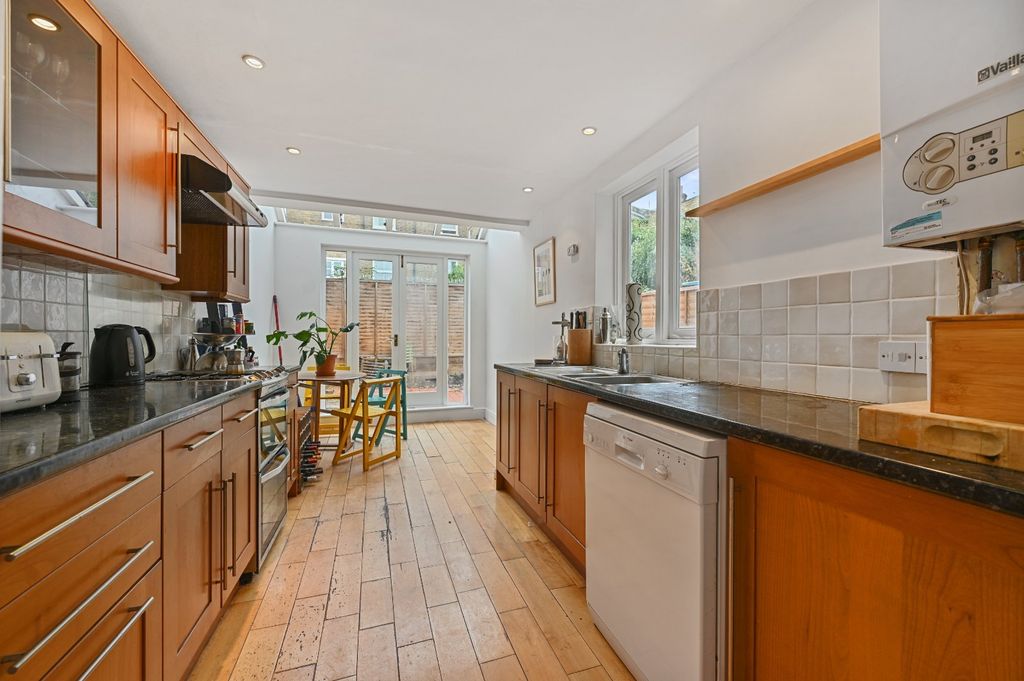 Property photo 3 of 9 Kitchen