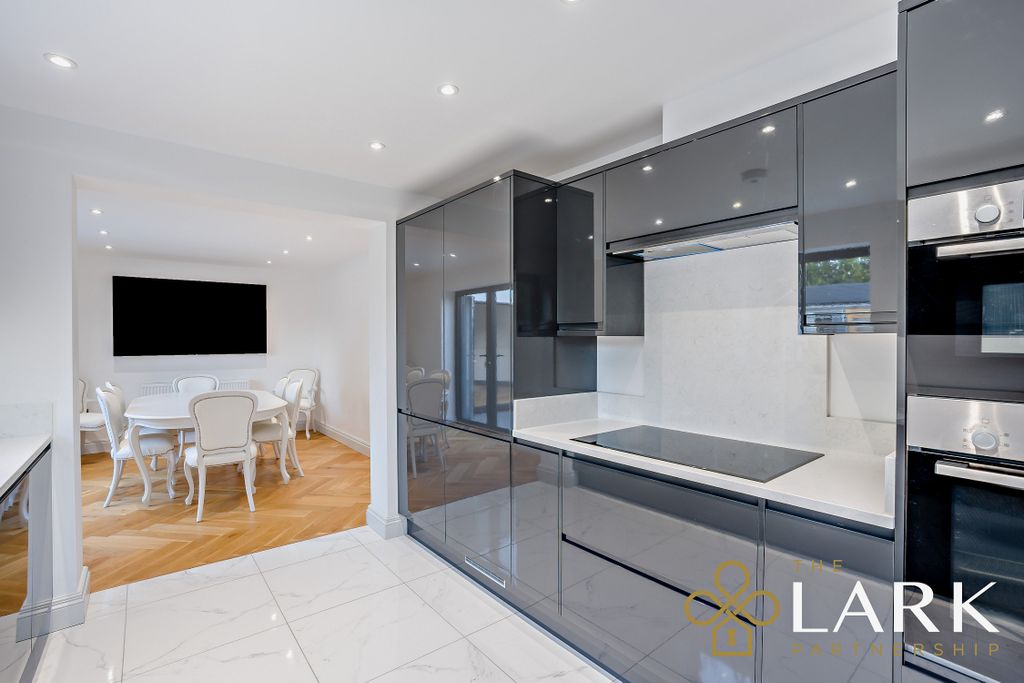 Property photo 3 of 47 8670872-Interiorwm21-800