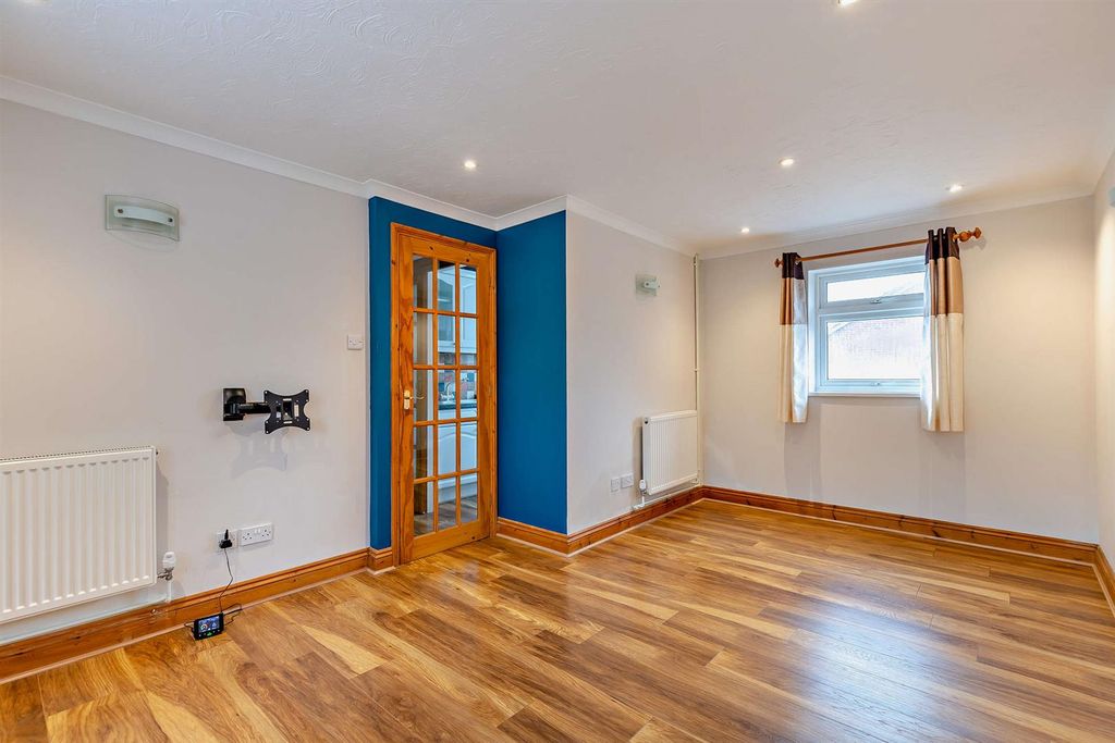 Property photo 3 of 9 8668062-Interior12-800.Jpg