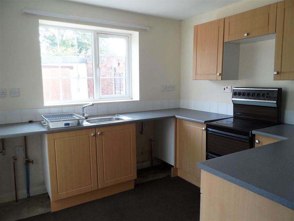 Property photo 3 of 10 Kitchen