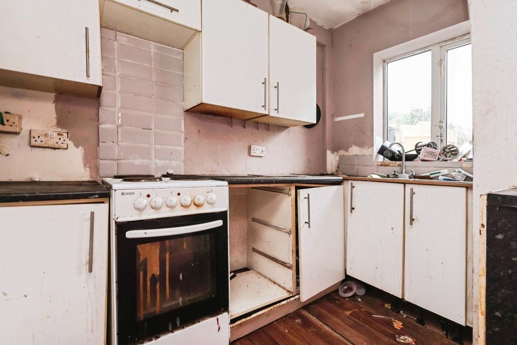 Property photo 3 of 17 Kitchen