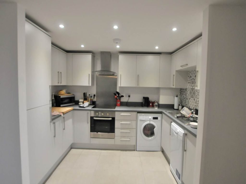 Property photo 3 of 10 Kitchen