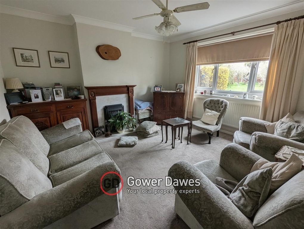 Property photo 3 of 12 Lounge