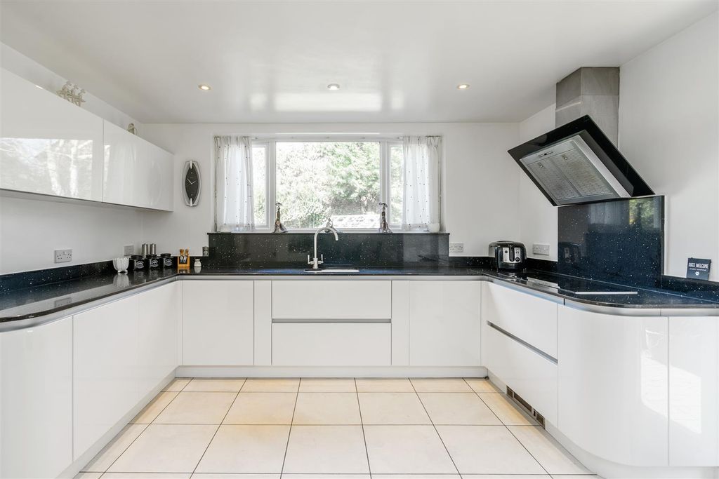 Property photo 3 of 19 228 Blossomfield Road_13.Jpg