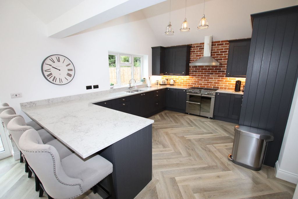 Property photo 1 of 38 Seafields Road, Holland On Sea
