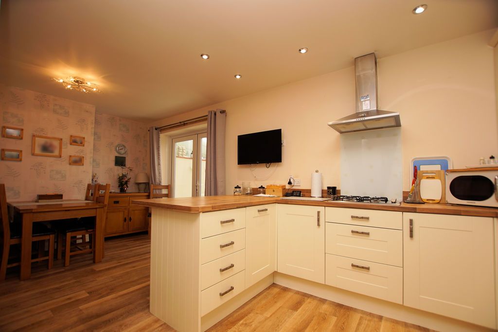 Property photo 3 of 25 Kitchen/ Diner