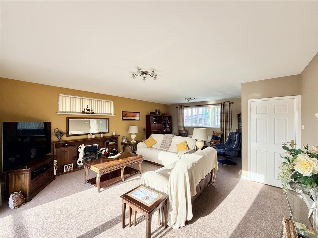 Property photo 3 of 34 Lounge