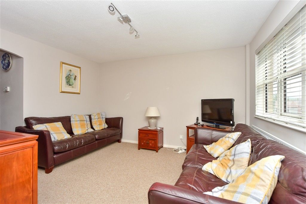 Property photo 3 of 8 Lounge