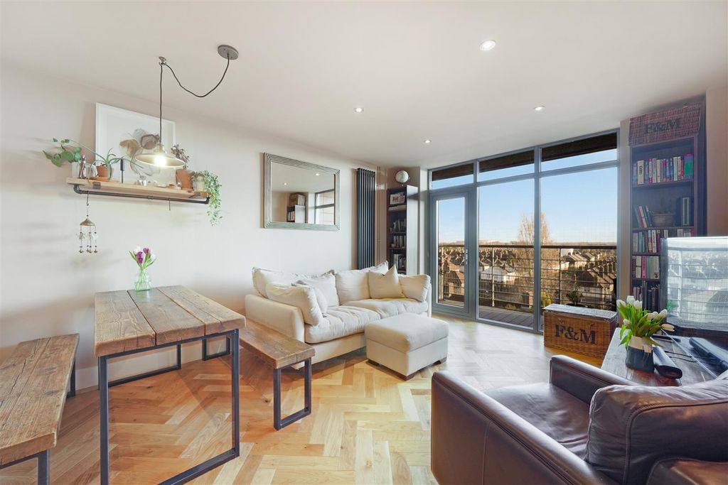 Property photo 1 of 16 Flat 31, 1 The Roundway - Mkwxfdzipcbdbqejetz7.Jpg