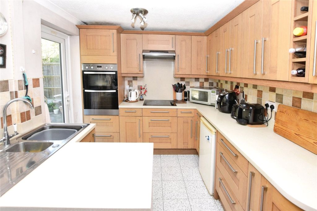 Property photo 3 of 10 Kitchen