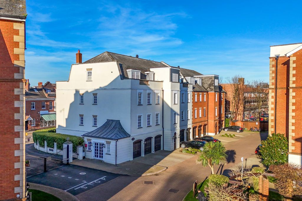 Property photo 1 of 23 Queens Reach, East Molesey