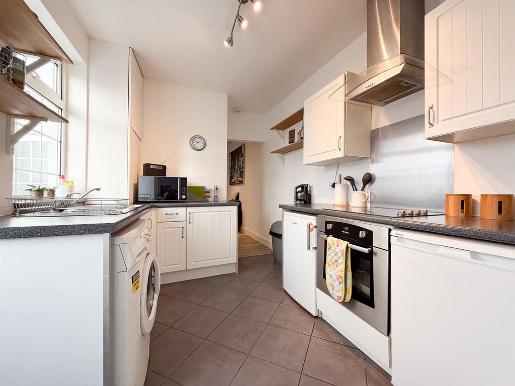 Property photo 2 of 9 Kitchen