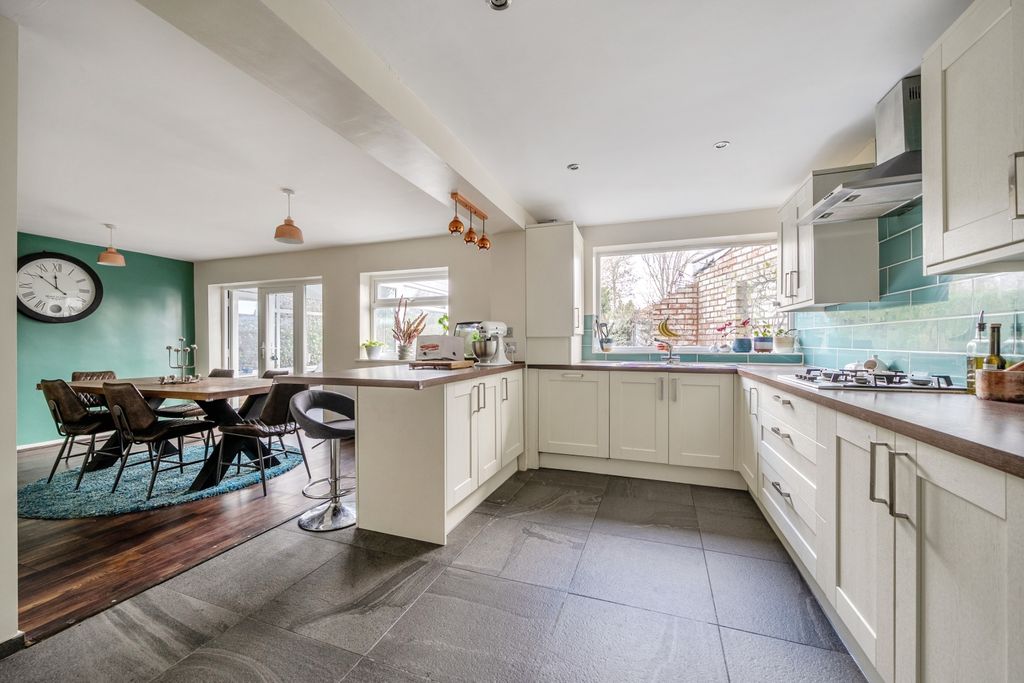 Property photo 3 of 17 Kitchen 1