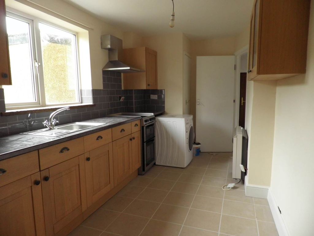 Property photo 2 of 10 Kitchen