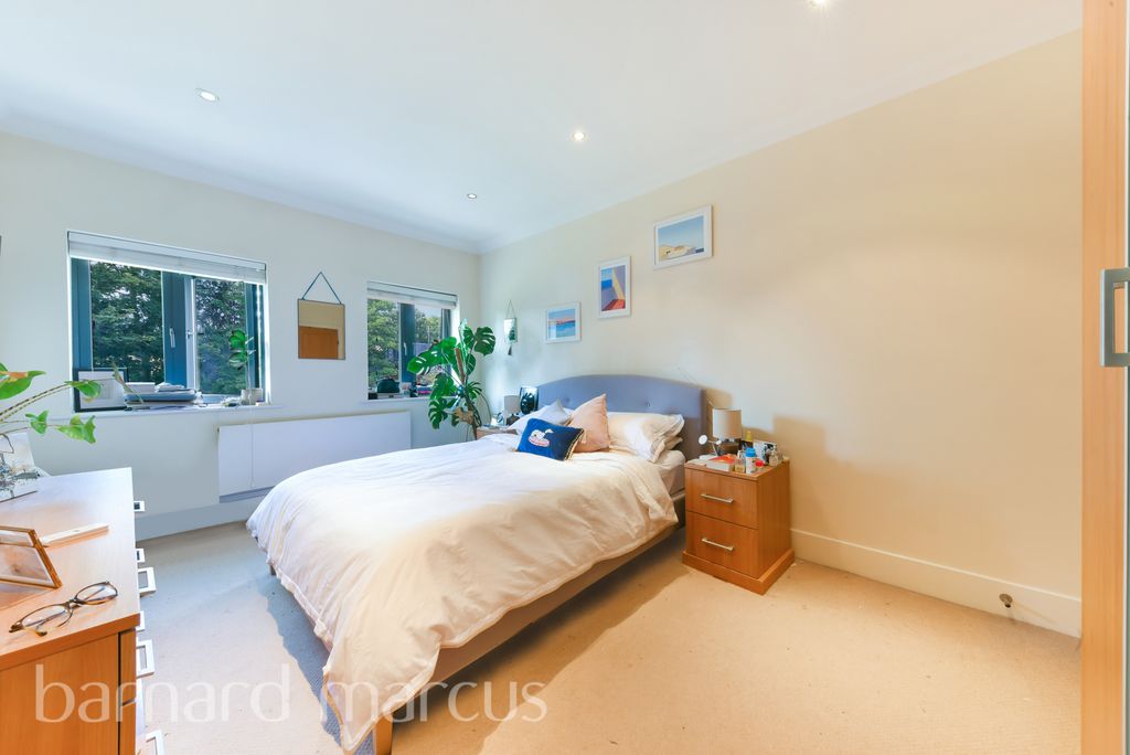 Property photo 3 of 11 Bedroom 1