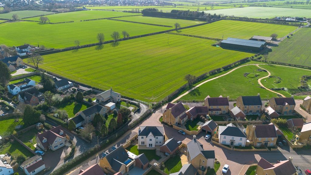 Property photo 2 of 27