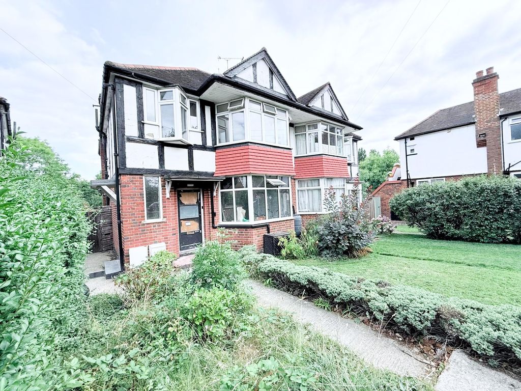 Property photo 1 of 8 Wells Drive, Nw9 8Dd (15)