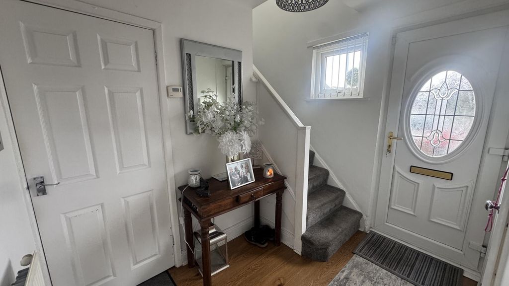 Property photo 2 of 14 Hallway