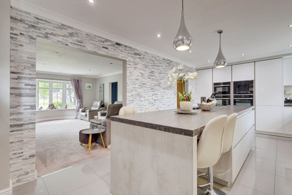 Property photo 3 of 28