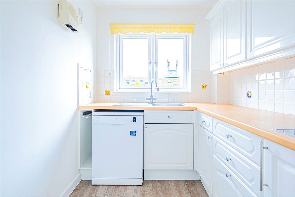 2 bed flat for saleCowper Road, Berkhamsted, Hertfordshire HP4 photo 5