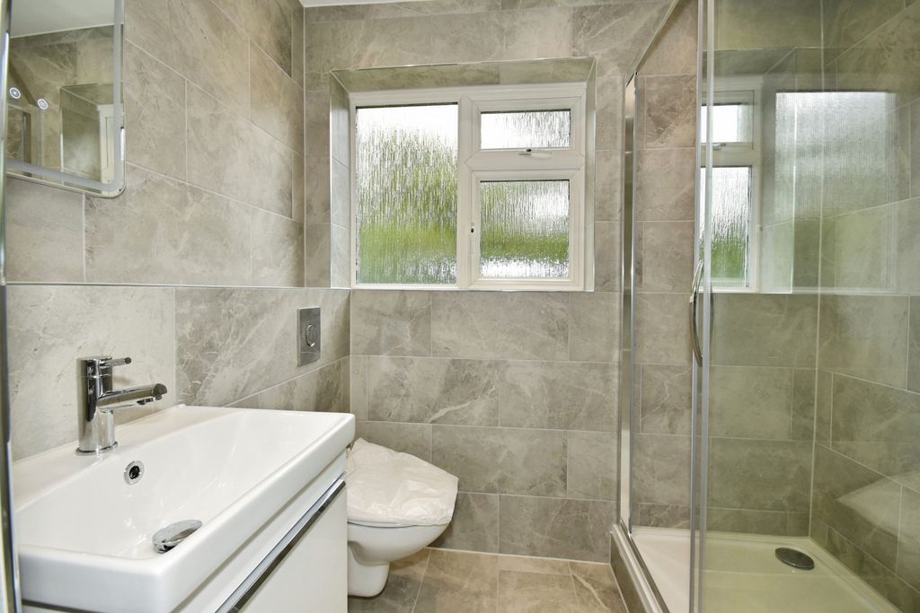 Property photo 3 of 8 Pbox-Bathroom-321584.Jpg