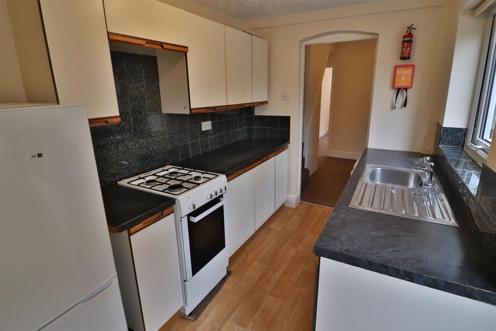 Property photo 3 of 8 Kitchen
