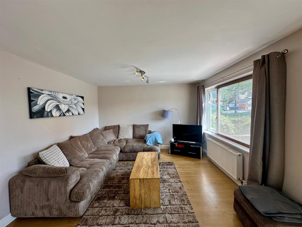 Property photo 2 of 18 Lounge