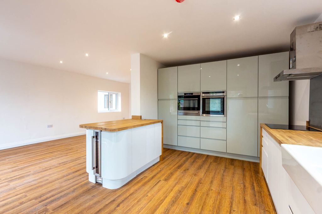 Property photo 3 of 19 Lounge/Dining/