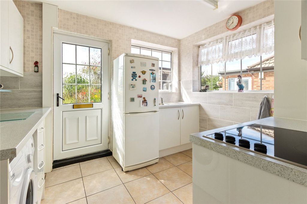 Property photo 3 of 11 Kitchen