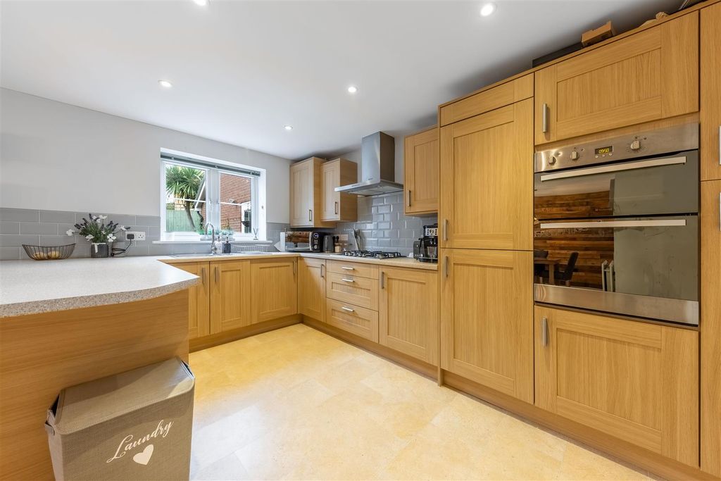 Property photo 3 of 18 Kitchen