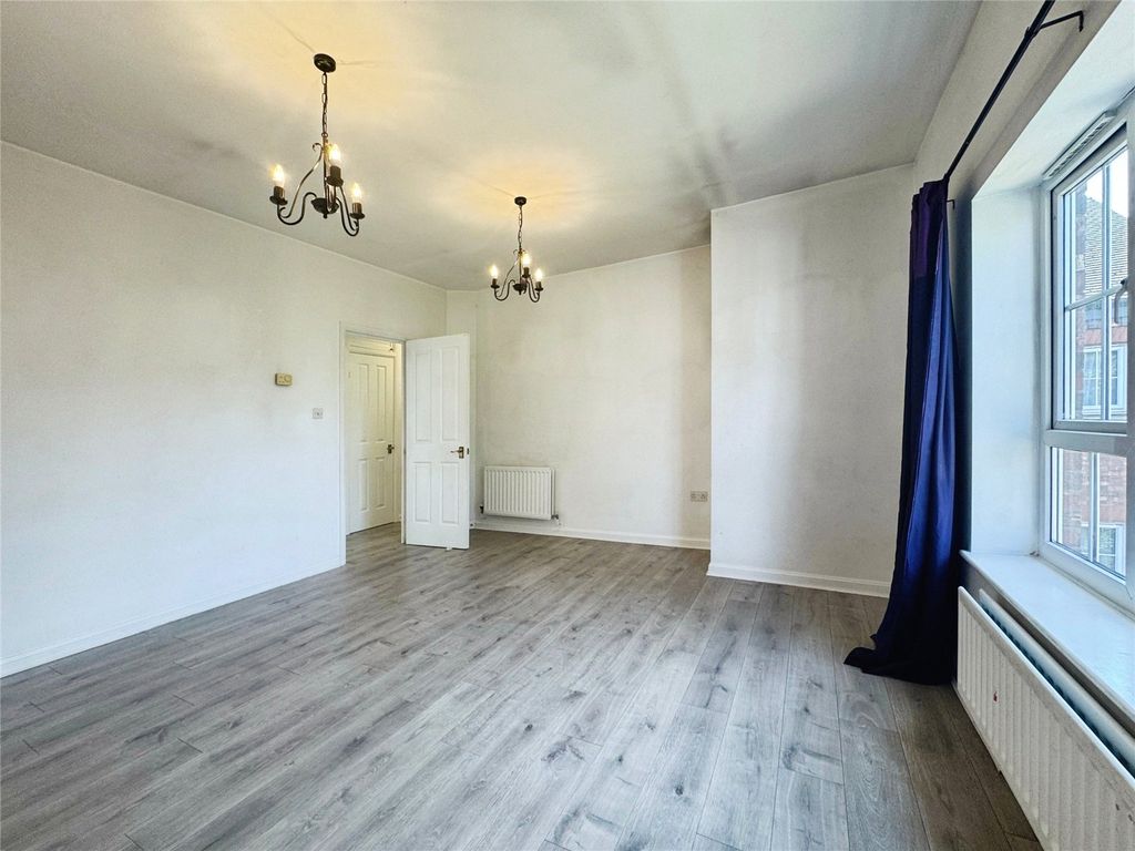 Property photo 3 of 13 Lounge